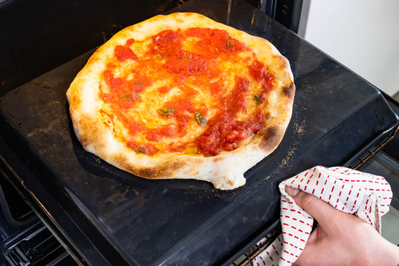 Pizzastein mit einem umgekehrtem Backblech ersetzen