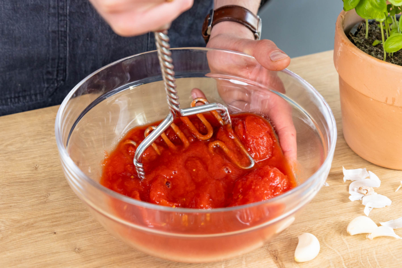 geschälte Tomaten zerkleinern