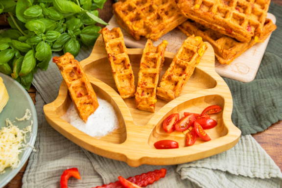 Pizzawaffeln für Babys und Kleinkinder mit Dip und Tomaten