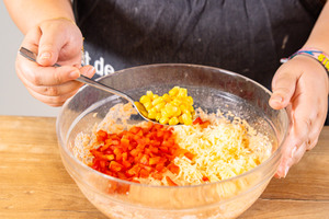 Mais, Paprika und Käse zum Waffelteig geben