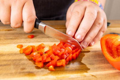 Paprika in kleine Würfel schneiden