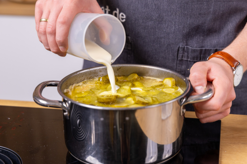 Sahne zur polnischen Gurkensuppe geben