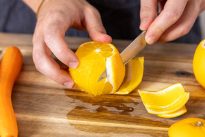 Orangenschale abschneiden