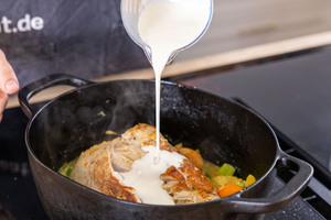 Sahne zum Fleisch gießen