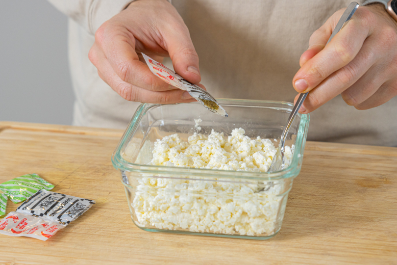 Gewürze in Ricotta geben