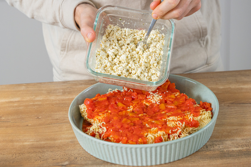 Ricotta in die Auflaufform geben