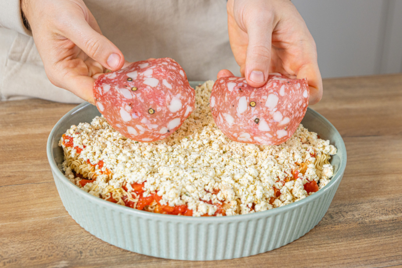 Salami auf die Ramen-Lasagne legen