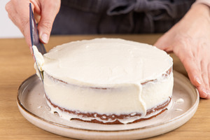 Red Velvet Cake mit der Creme einstreichen