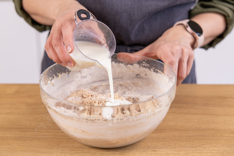 Milch dazu gießen