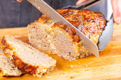 Rinderhackbraten aus dem Backofen in Scheiben schneiden
