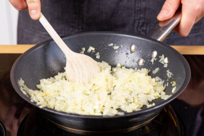 Zwiebeln und Knoblauch glasig anschwitzen