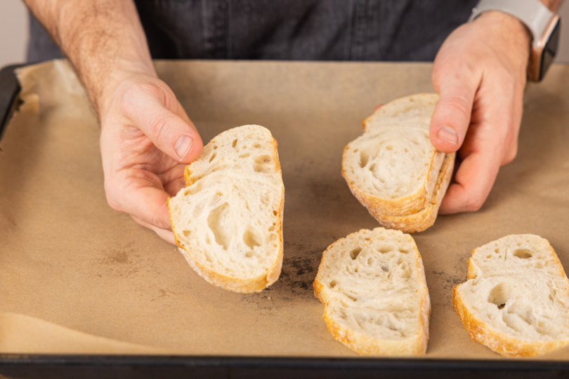 Ciabatta auf dem Backblech verteilen