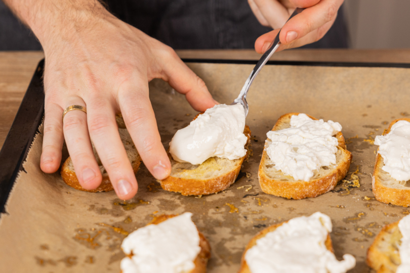 Burrata auf die Crostini verteilen