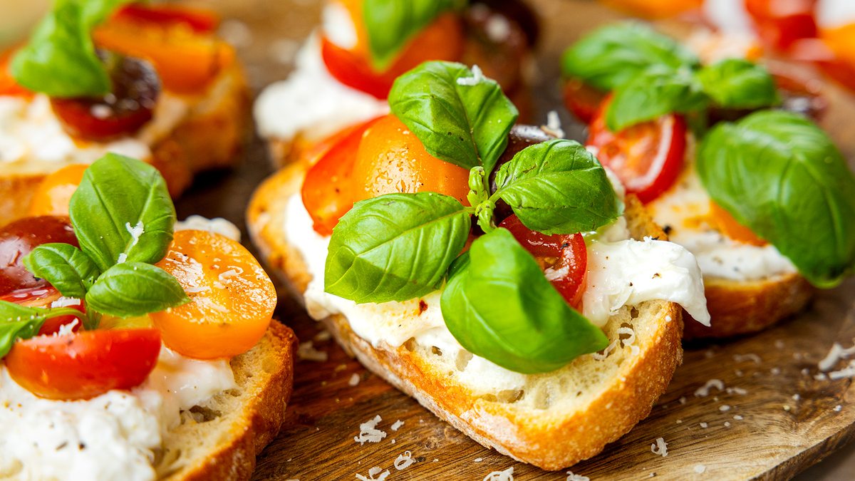Crostini mit Tomaten und Burrata