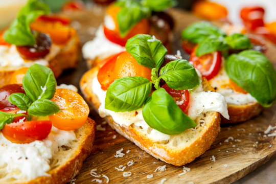 Crostini mit Tomaten und Käse Detail