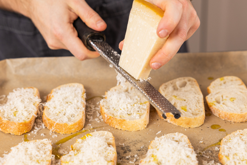 Parmesan auf dem Ciabatta verteilen