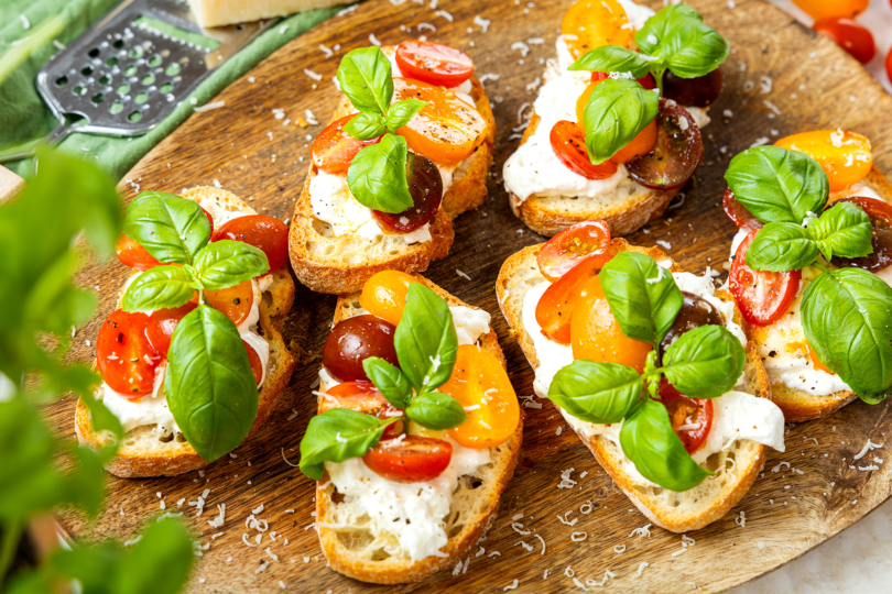 Crostini mit Tomaten und Käse weit