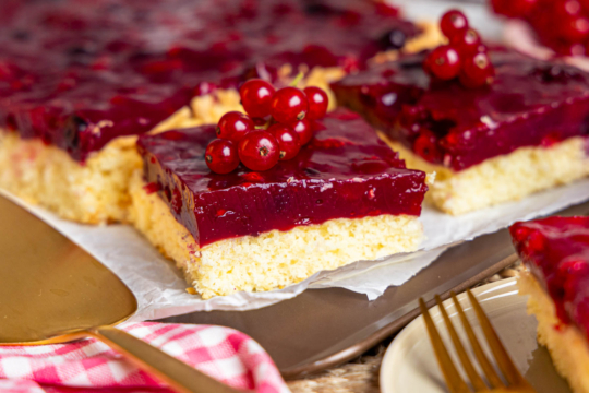 Rote-Grütze-Kuchen vom Blech in Stücken