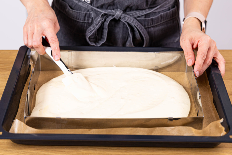 Biskuitteig auf dem Backblech verteilen und backen