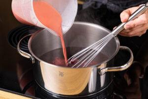 Puddingmischung in Saft aufkochen