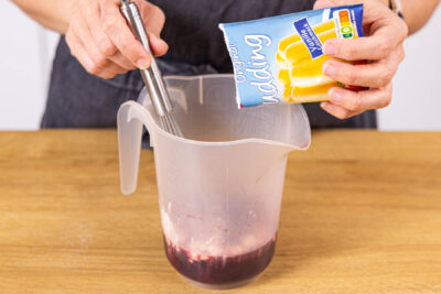 Puddingpulver im Saft auflösen