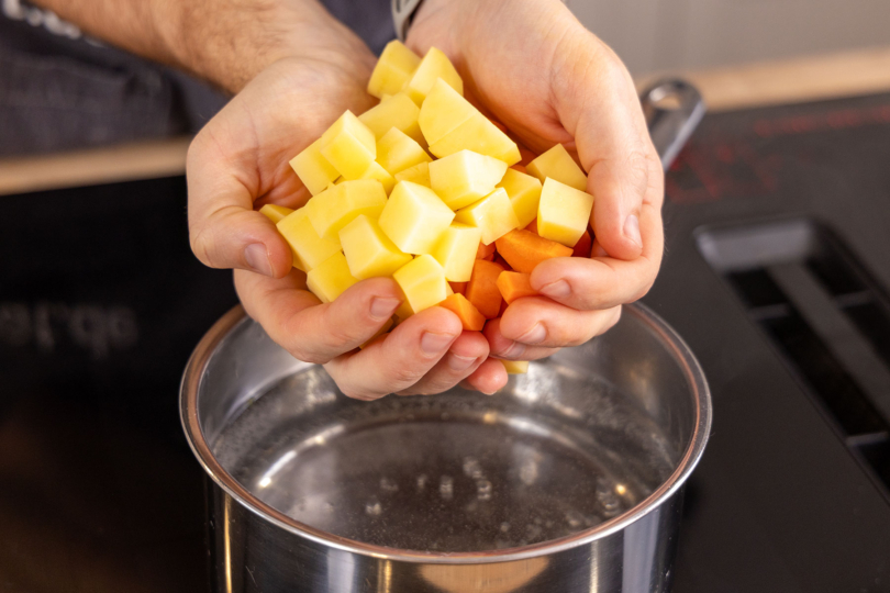 Kartoffeln- und Karottenstücke kochen