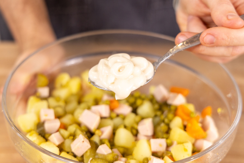 Mayonnaise zum Kartoffelsalat geben