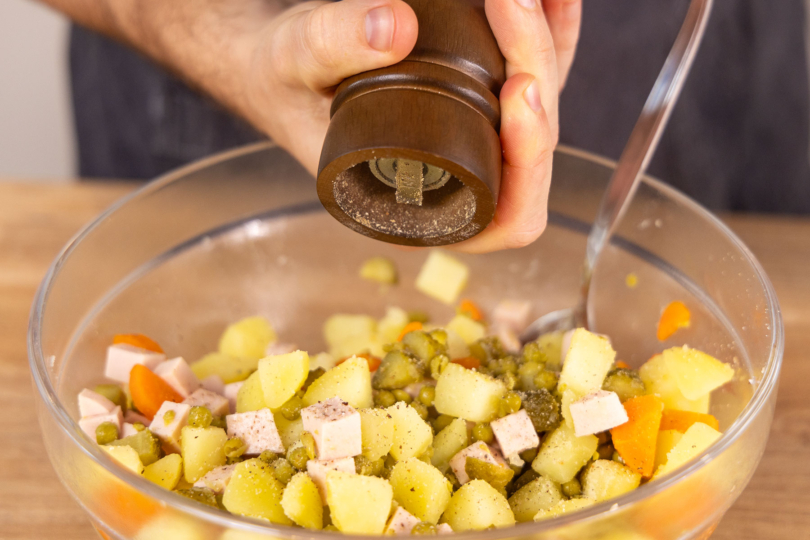 Russischer Kartoffelsalat würzen