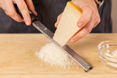 Parmesan reiben