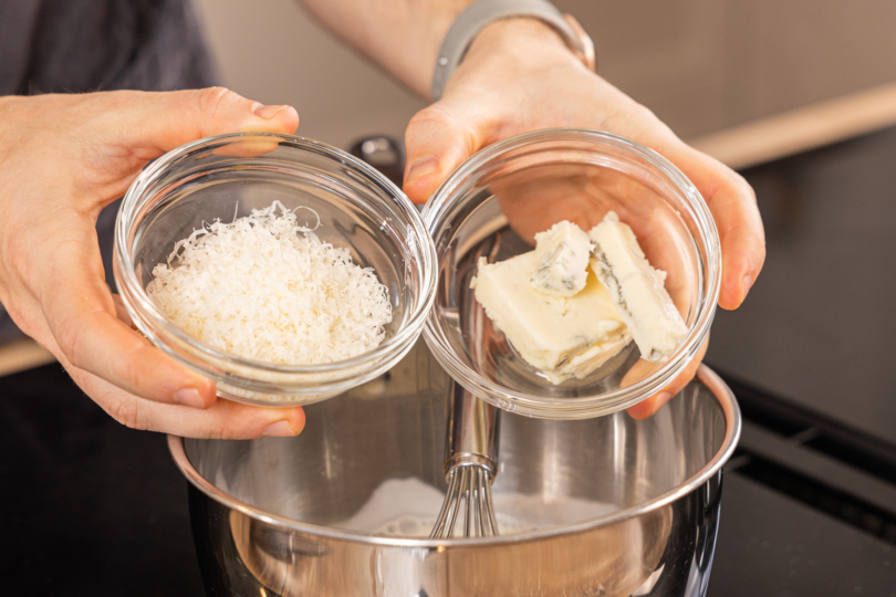 Parmesan, Gouda und Gorgonzola in den Topf geben