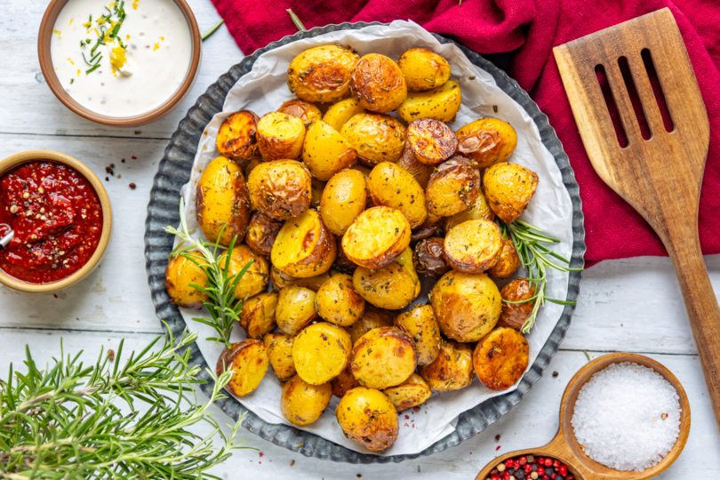 Schnelle Rosmarinkartoffeln ohne Vorkochen fertig serviert