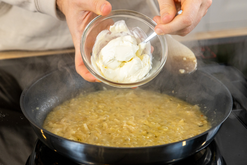 Crème fraîche in die Pfanne geben