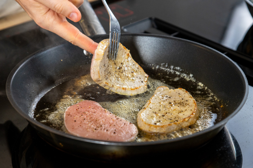 Schnitzel in der Pfanne wenden