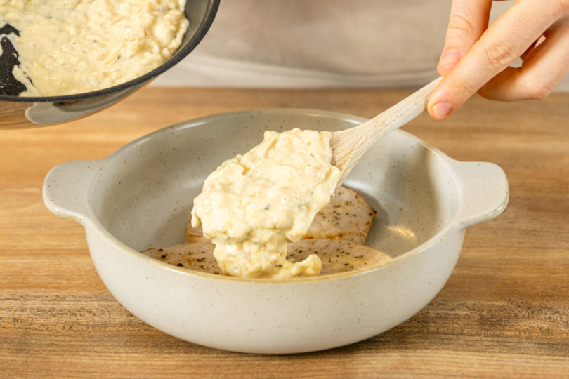 Zwiebel-Sahne-Masse in Auflaufform geben