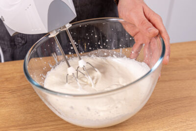 Sahne mit dem Handrührgerät aufschlagen
