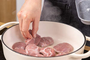Schweinebäckchen anbraten