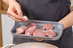 Schweinebäckchen salzen