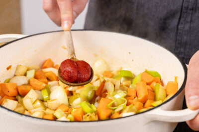 Tomatenmark dazugeben
