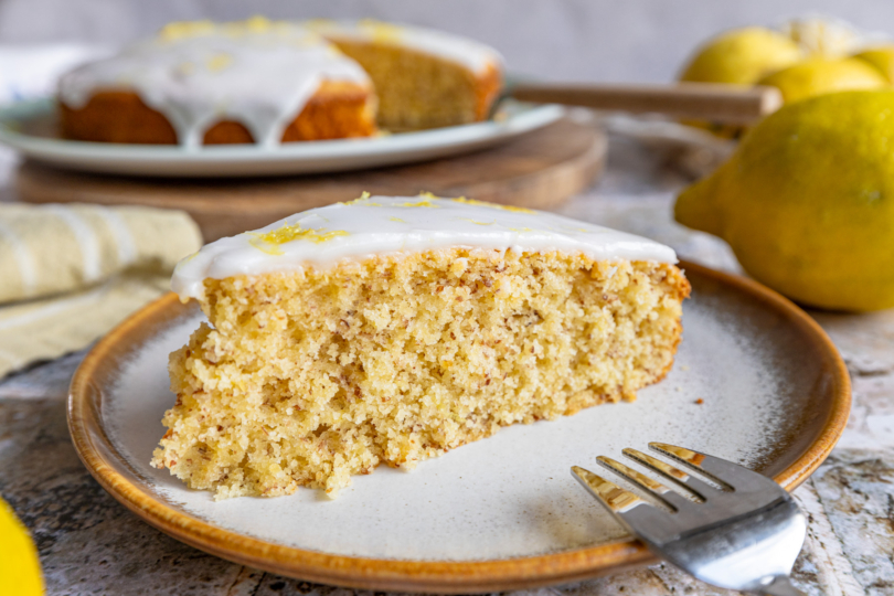 Ein Stück sizilianischer Zitronenkuchen