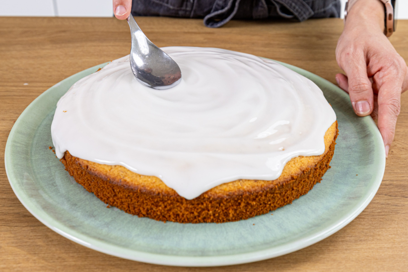 Zuckerguss auf dem sizilianischen Zitronenkuchen verteilen