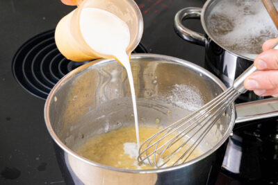Milch langsam zu Mehlschwitze gießen