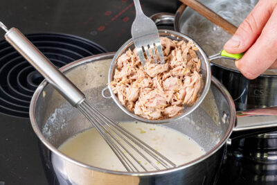 Thunfisch zur Sauce geben