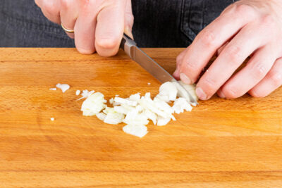 Zwiebel und Knoblauch fein würfeln