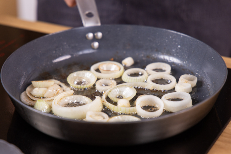 Zwiebelringe anbraten