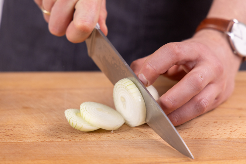 Zwiebel in Ringe schneiden