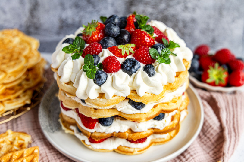 Waffeltorte ohne Backen mit frischen Früchten