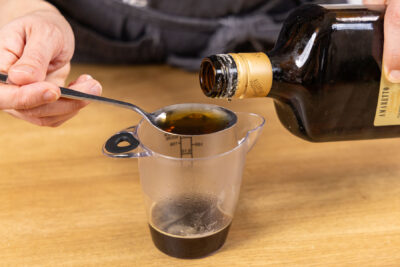 Amaretto zum Espresso geben