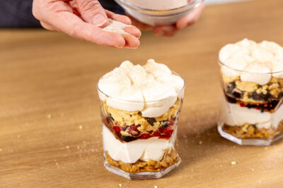 weihnachtliches Tiramisu bestreuen