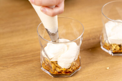 Creme ins Glas spritzen
