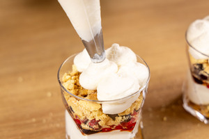 Cremetupfen auf das weihnachtliches Tiramisu spritzen